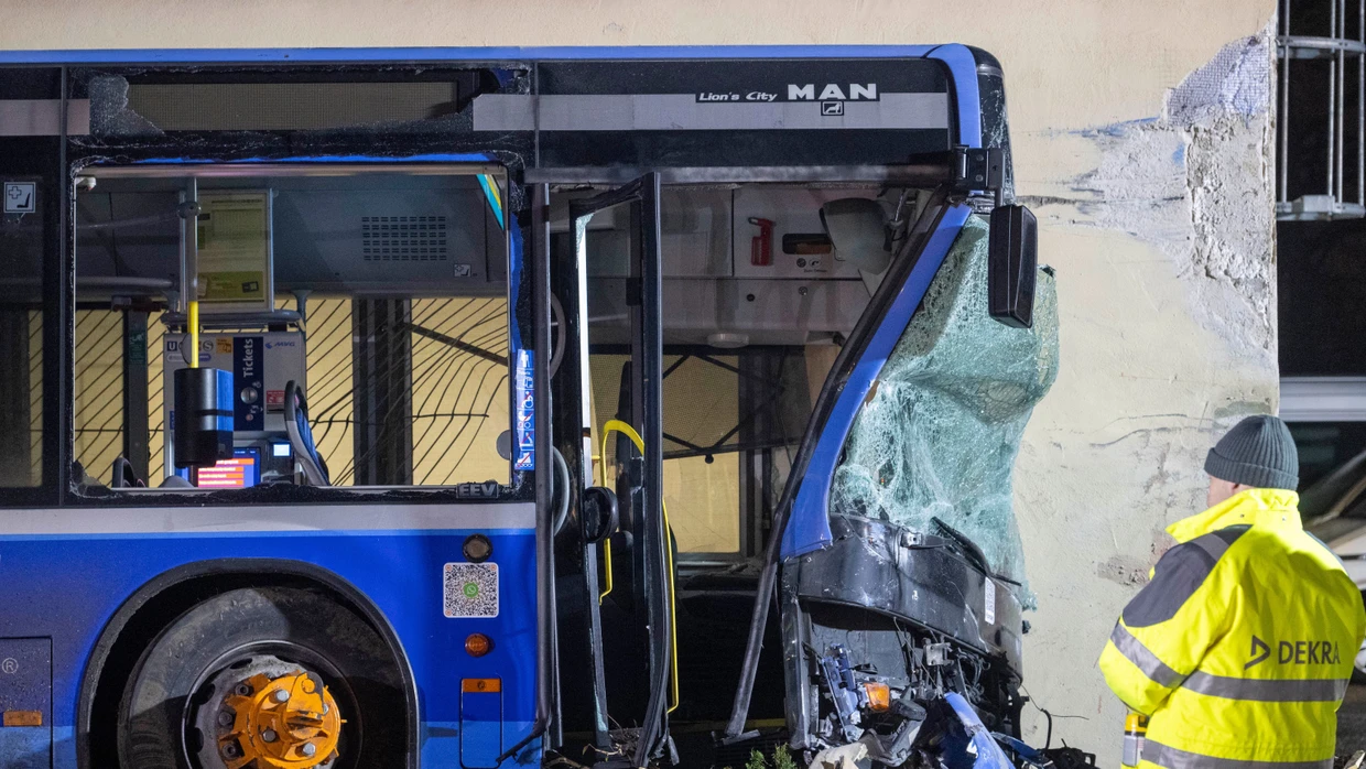 Die Bergung des Busses nach dem Unfall