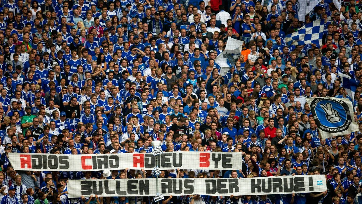 Die Forderung einiger Schalke-Fans beim Heimspiel gegen Leverkusen könnte bald Realität werden