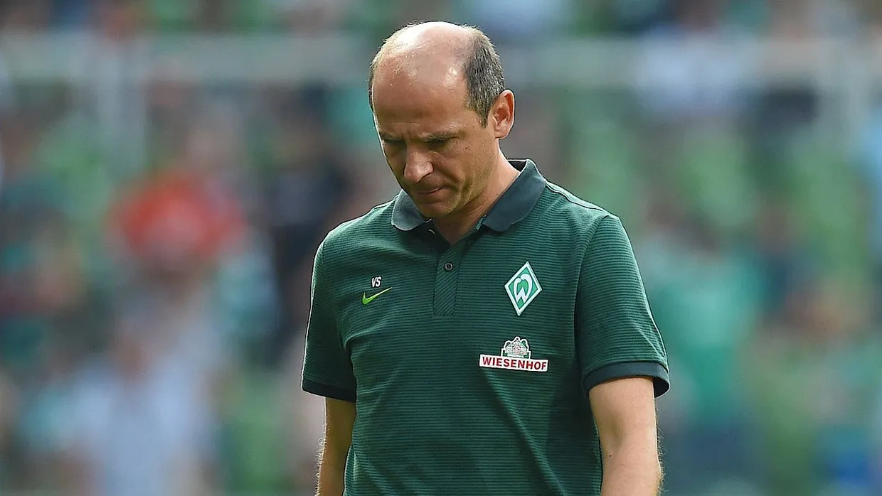 Mit hängendem Kopf: Viktor Skripnik nach der Pleite gegen Augsburg