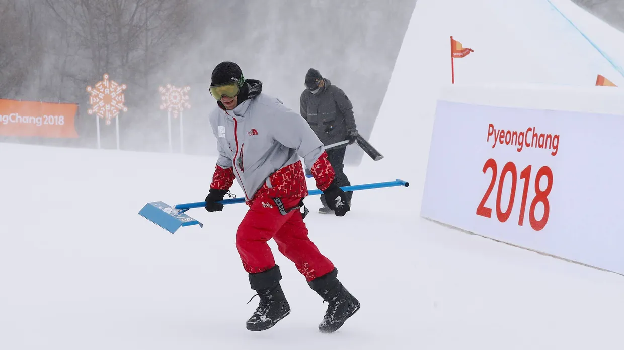 Kaum auf den Füßen halten konnten sich die Streckenarbeiter bei den Snowboard-Wettbewerben am Sonntag.