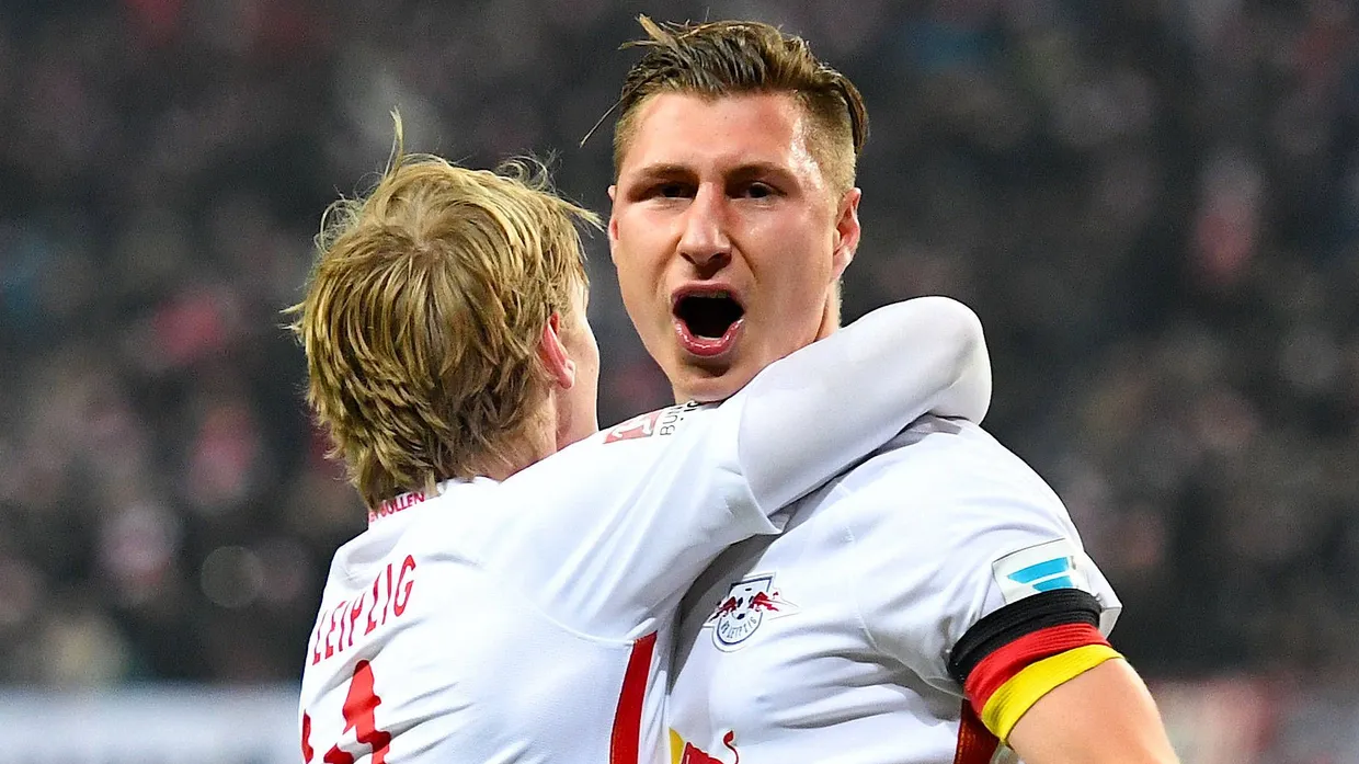 Torschütze Willi Orban (rechts) jubelt mit Emil Forsberg über sein Tor zum 2:0 gegen Berlin.