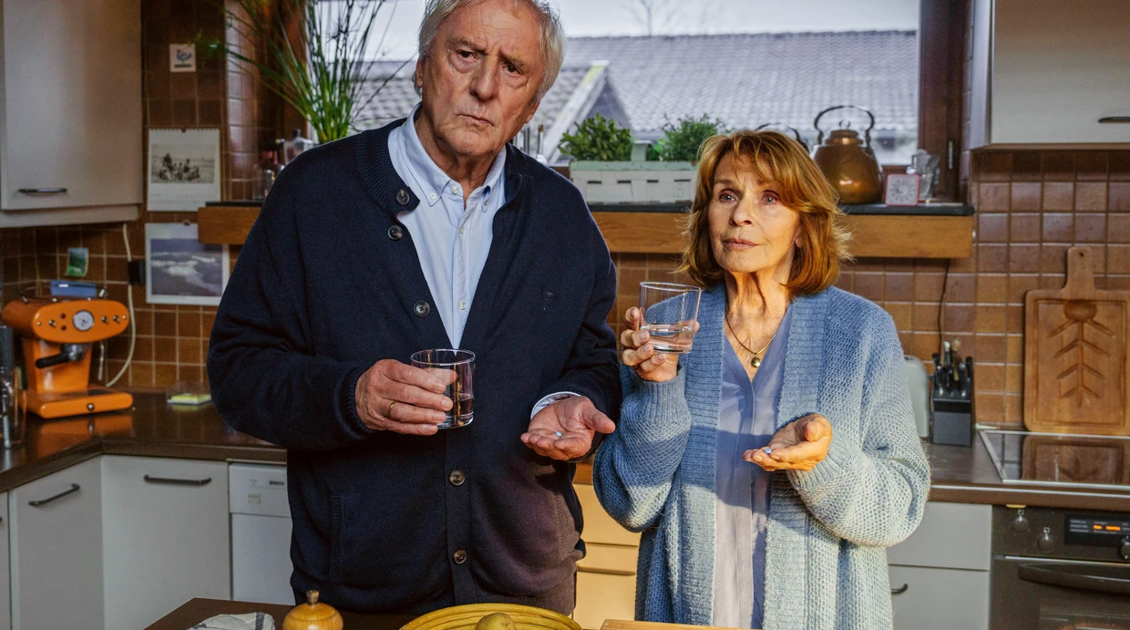 Günther Maria Halmer mit  Senta Berger in dem ARD-Film „Weißt du noch“.