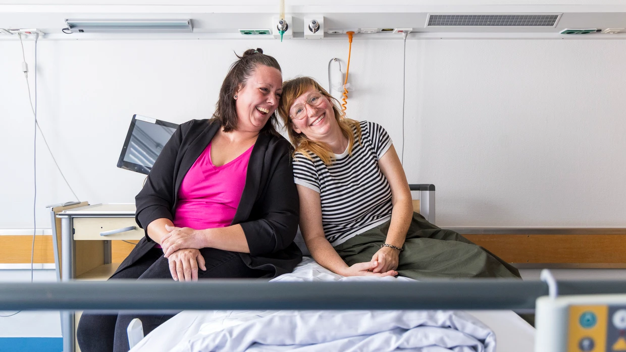 Ihr Lachen hilft in harten Momenten: Tatjana Jung (links) und Natascha Heiduczek machen einen Podcast für Krebspatienten.