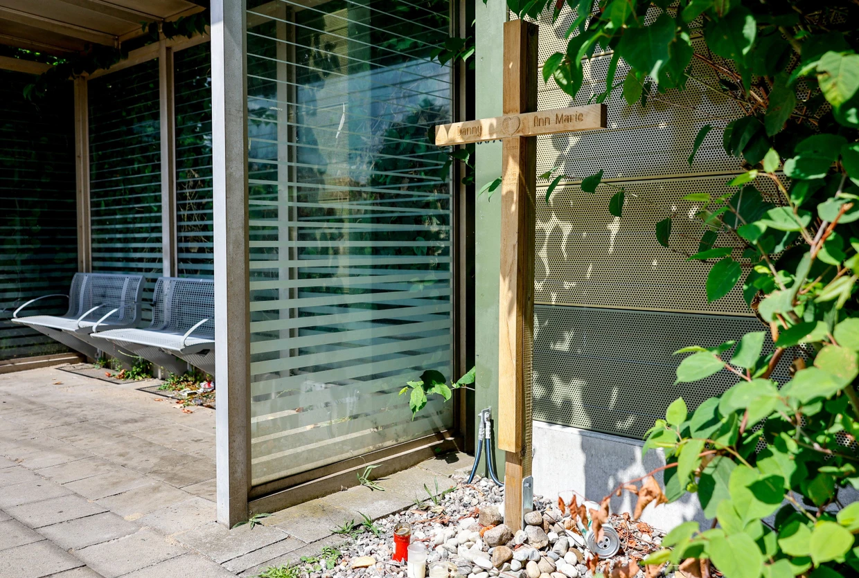 Bahnhof in Brokstedt: Ein Kreuz erinnert an die Opfer der Messerattacke.