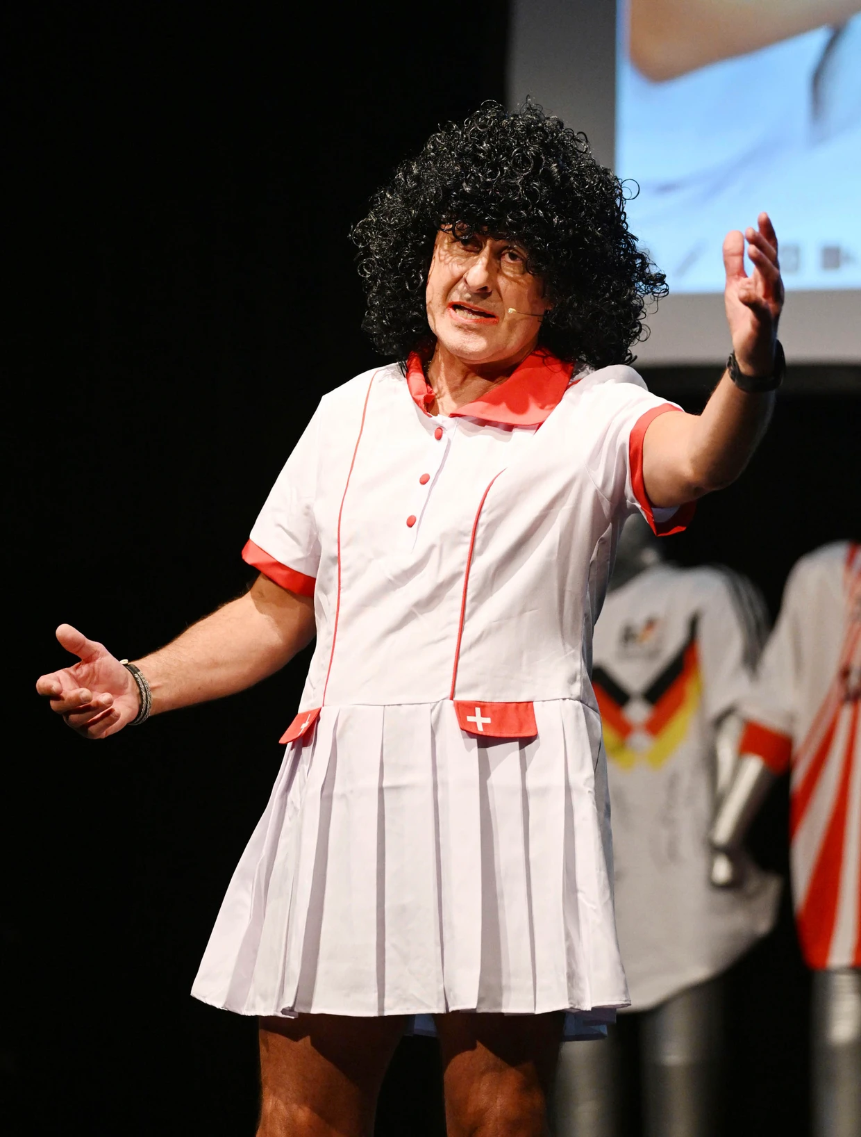 Ein Fußballertraum von einer Krankenschwester: Pierre Littbarski auf der Bühne