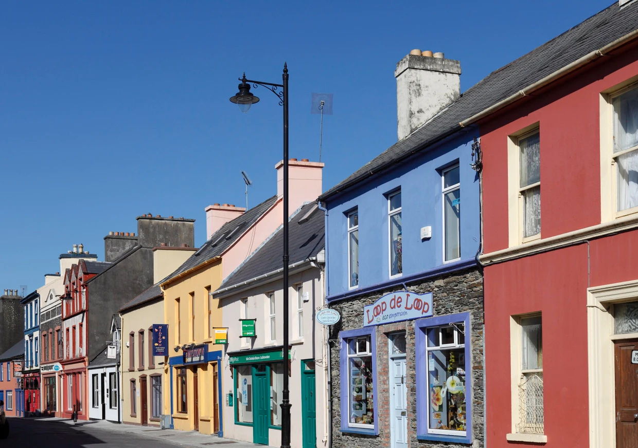 Je bunter, desto besser: In Castletownbere macht sich Irland über sein Image als grüne Insel lustig. Picture Alliance