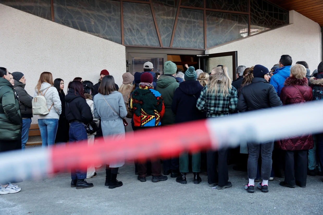 Besucher eines Gedenkgottesdienstes drängen am Samstagmorgen in die Chapelle St-Christophe de Crans in Crans-Montana