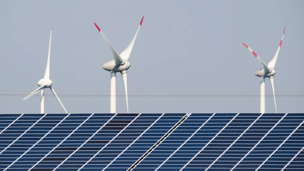 Größere Solaranlagen, etwa auf Scheunendächern, sollen ihren Strom bald selbst vermarkten.