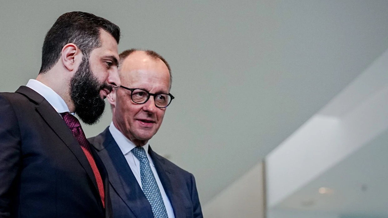 Syriens Präsident Ahmed al-Scharaa und Bundeskanzler Friedrich Merz Ende März im Bundeskanzleramt. Merz schrieb al-Scharaa nach dem Treffen die Aussage zu, dieser wolle 80 Prozent der in Deutschland lebenden Syrer binnen drei Jahren zurückhaben. Al-Scharaa wies die Behauptung später von sich, diese Zahlen in den Mund genommen zu haben.