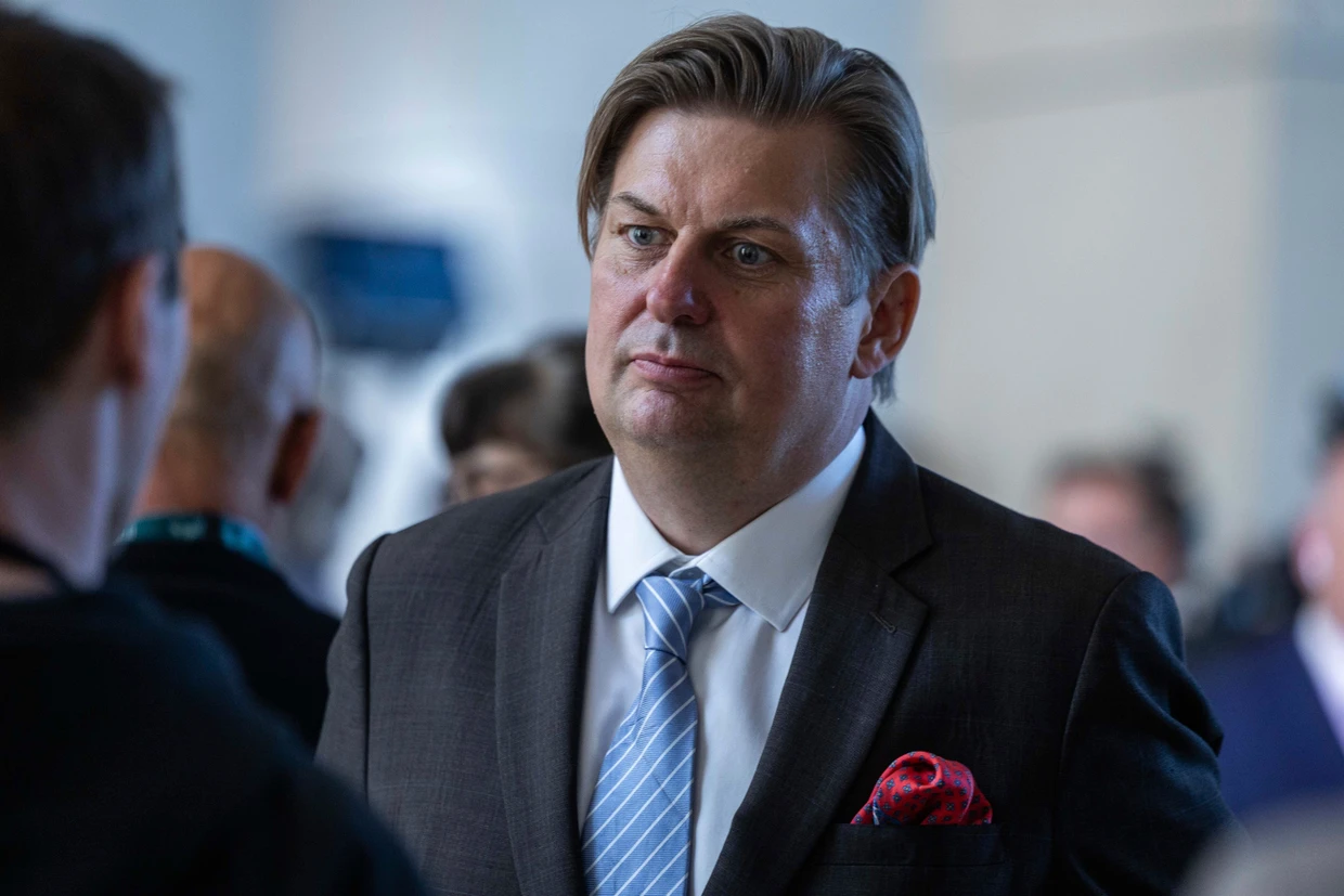 Der AfD-Abgeordnete Maximilian Krah wird von neurechten Aktivisten im Internet scharf kritisiert.