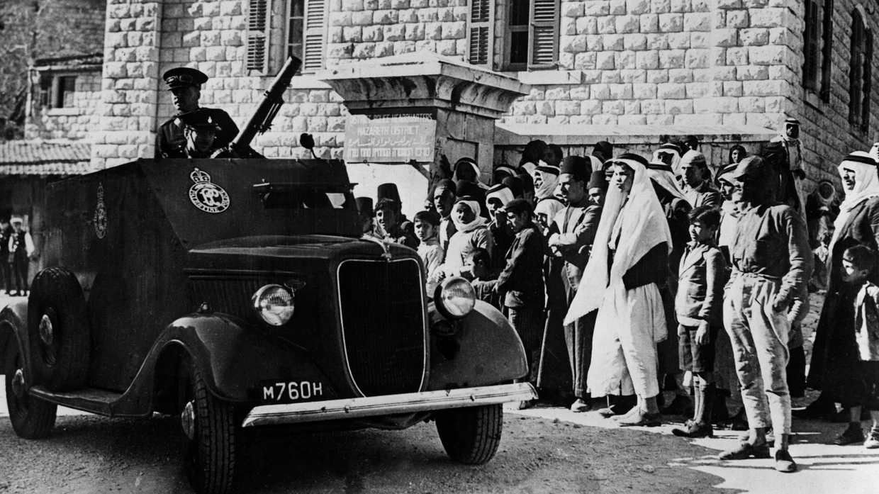 Quer laufende Fronten: Britischer Panzerwagen der Polizei in Nazareth während des arabischen Aufstands 1936–1939.