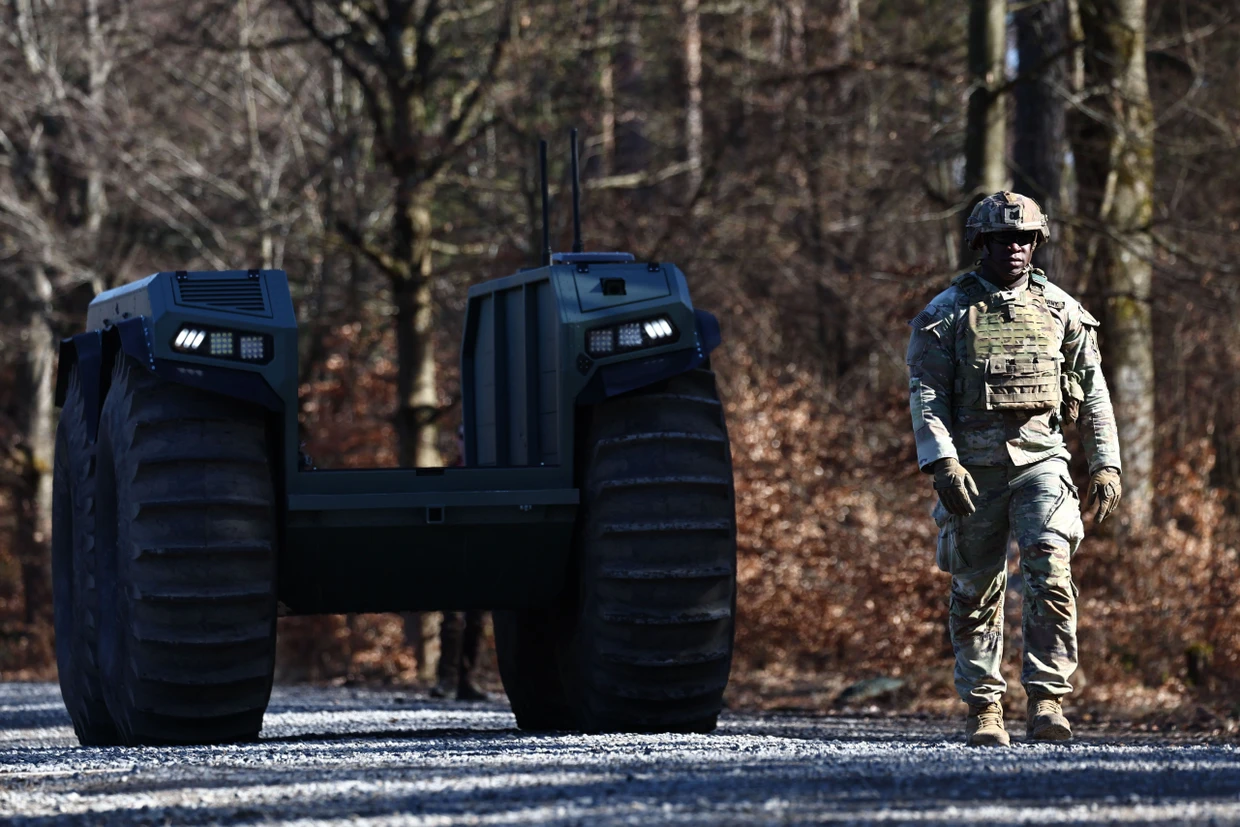 Ein Soldat des 2. Kavallerieregiments Mitte März auf dem Truppenübungsplatz Grafenwöhr beim Test unbemannter Systeme