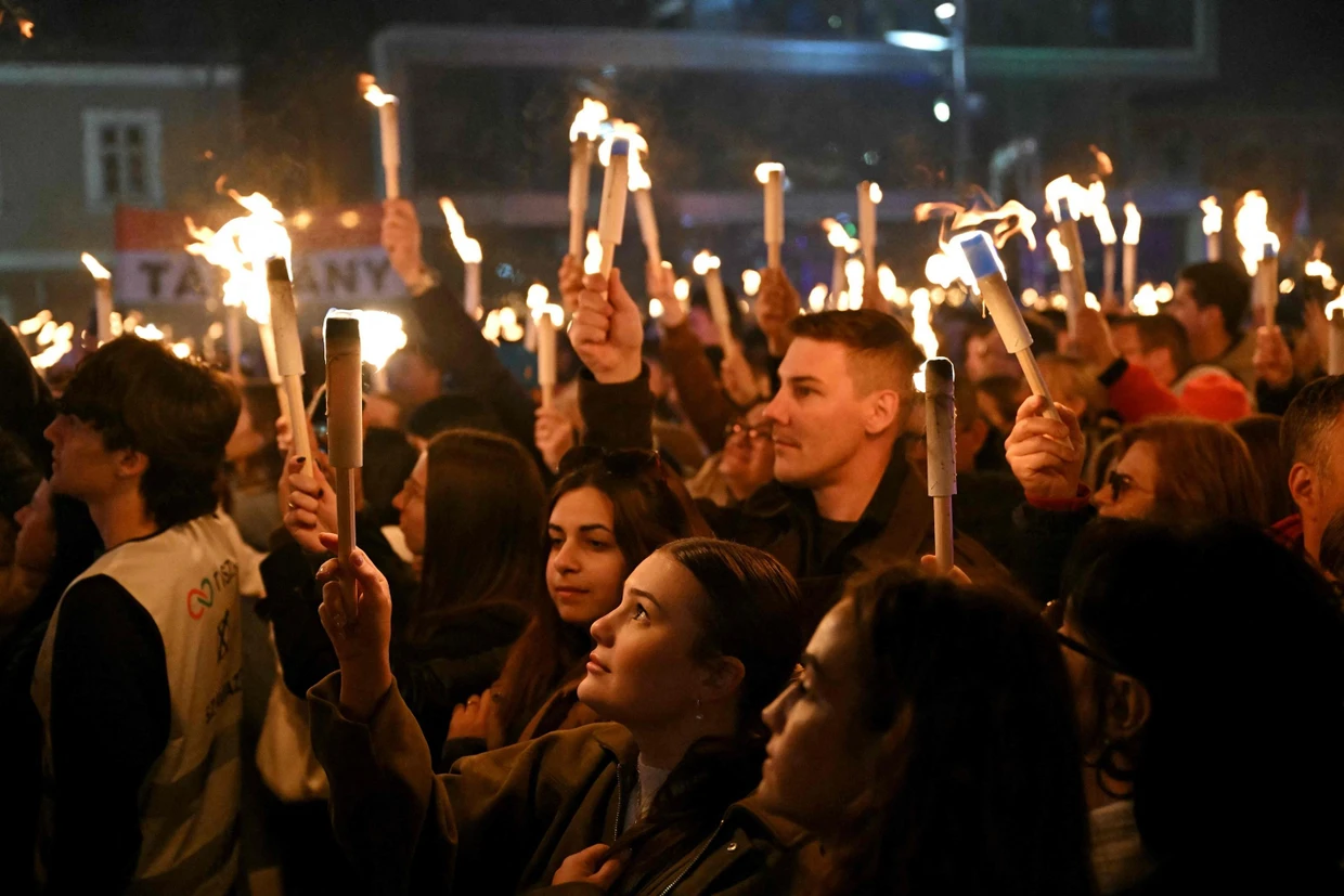 Anhänger halten bei einem Auftritt Magyars in Gyor im April Fackeln in die Luft.