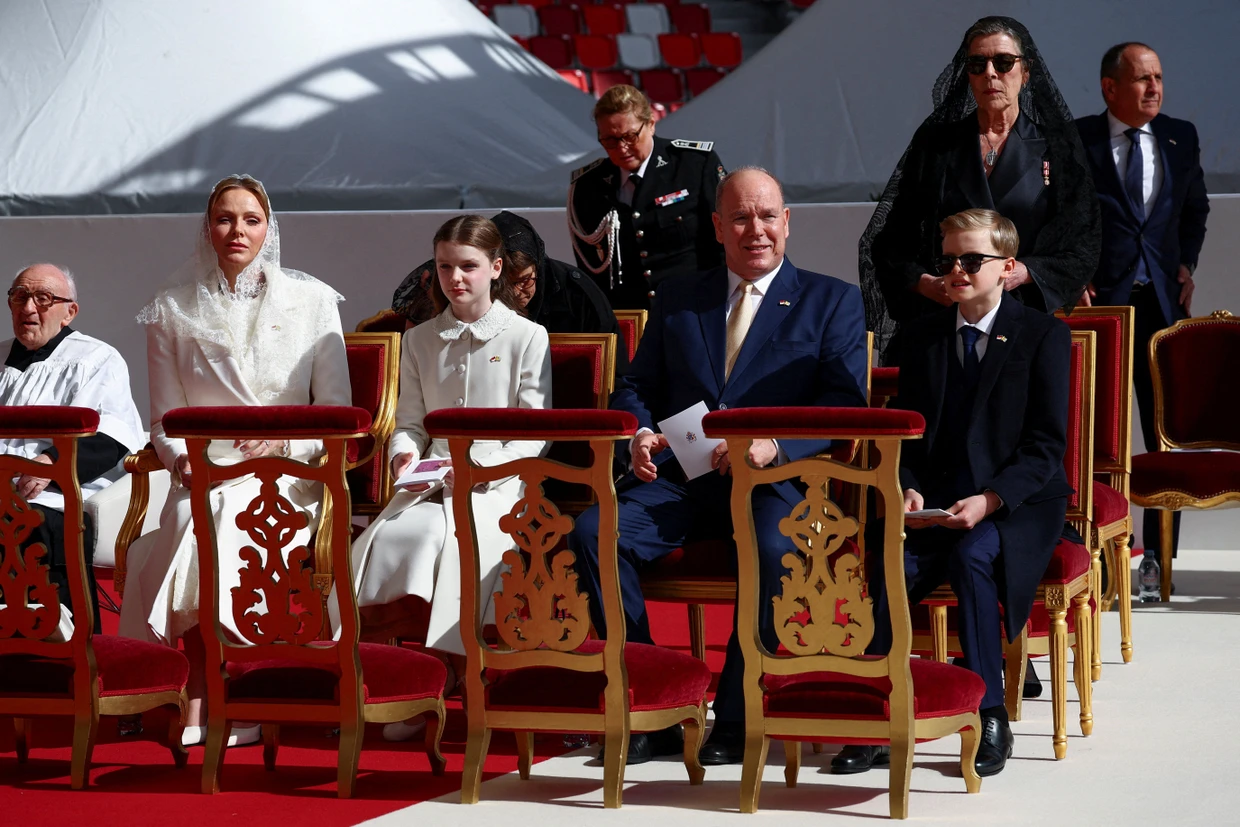 Beim Gottesdienst: Das Fürstenpaar besucht mit seinen Kindern die päpstliche Messe im Stade Louis II, der Heimspielstätte des monegassischen Fußballvereins AS Monaco. Hinter Albert II. steht seine Schwester Caroline – ganz in Schwarz.