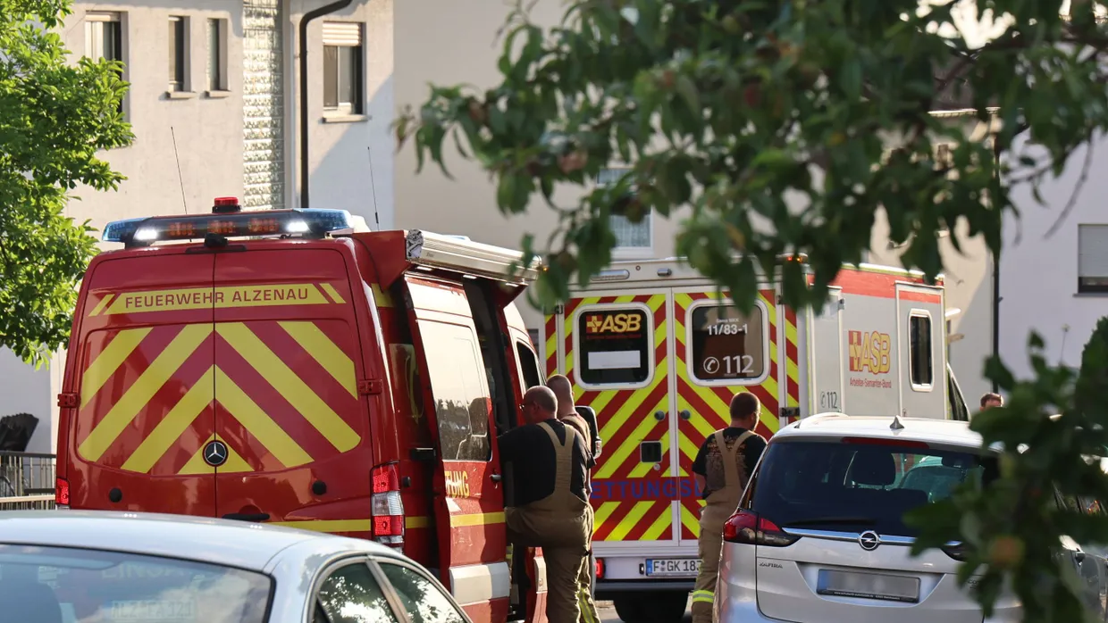 Alzenau: Einsatzkräfte stehen vor einem Haus im Landkreis Aschaffenburg.