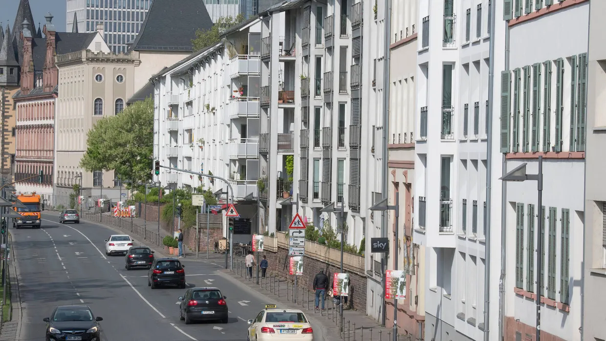 Bald für mindestens ein Jahr lang autofrei: nördliches Mainufer in Frankfurt, genannt Mainkai