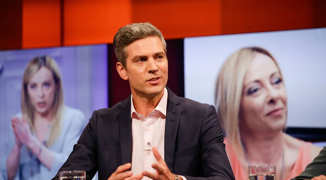 Ingo Zamperoni, Moderator der ARD-„Tagesthemen“, zu Gast bei in der Diskussionsrunde „Hart aber fair“ zum Thema: Melonis Italien: Wie gefährlich ist der Rechtsruck für Deutschland und Europa?