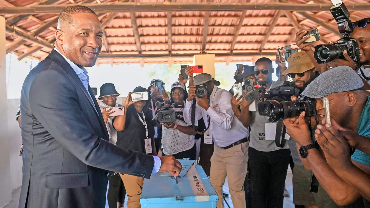 Überraschender Sieger: Oppositionskandidat Duma Boko am Sonntag bei der Stimmabgabe in Gaborone