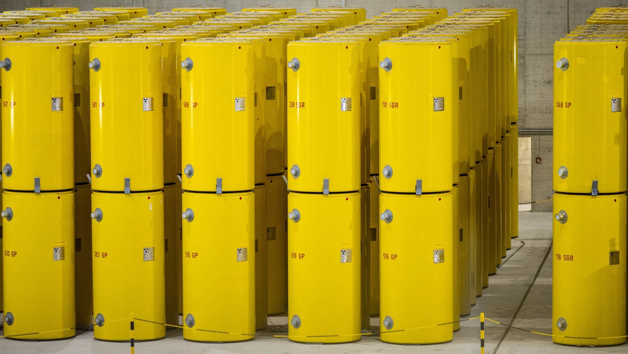 Sie werden transportiert: Gelbe Castor-Behälter in Ahaus im März 2024