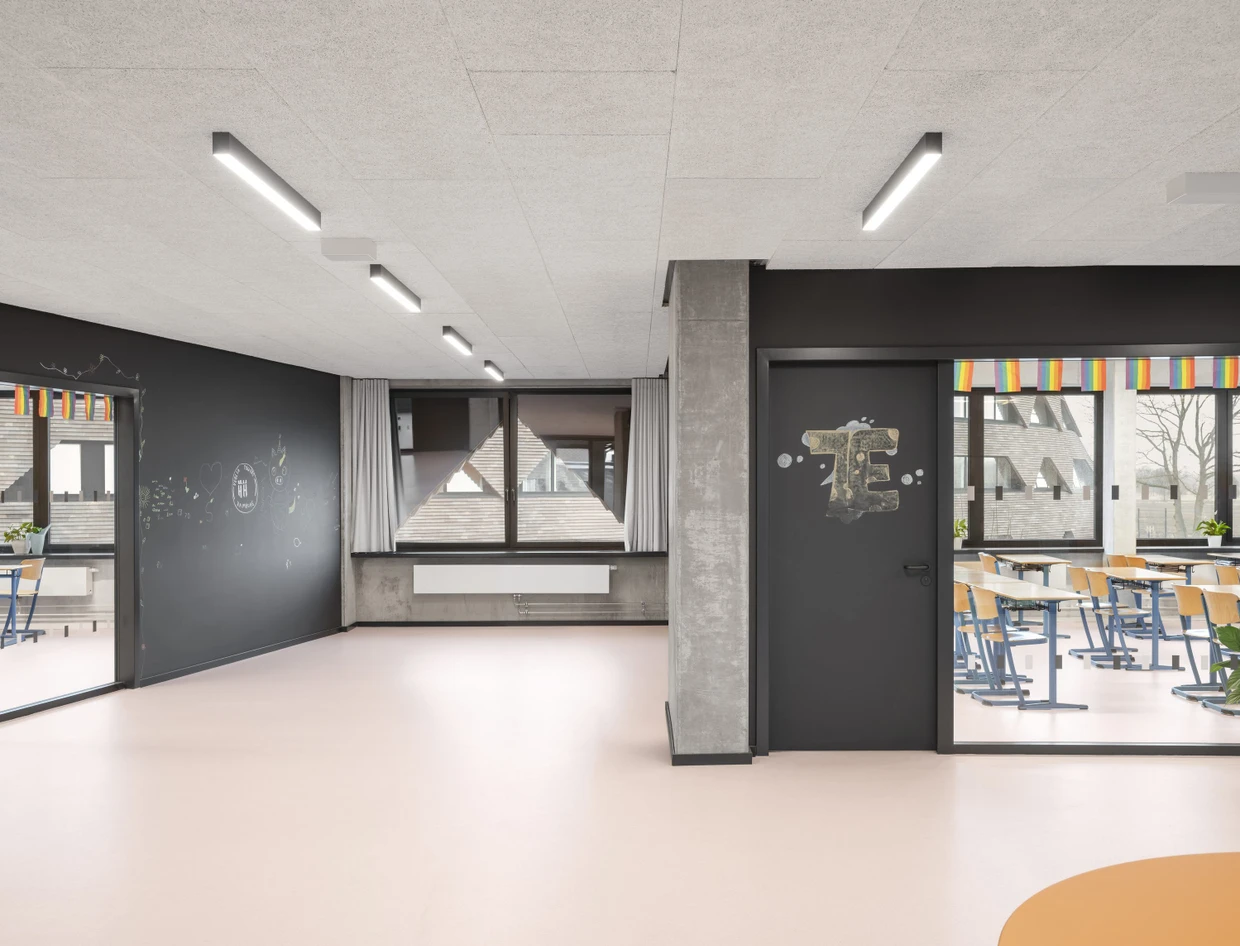 Einer der so genannten Dorfplätze, die schwarze Tafelfarbe an den Wänden darf bemalt werden.