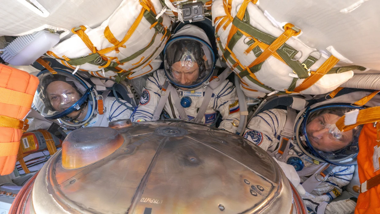 NASA-Astronaut Christopher Williams und die Roscosmos-Kosmonauten  Sergej Kud-Swertschkow und Sergej Mikajew bei der Rückkehr zur Erde.