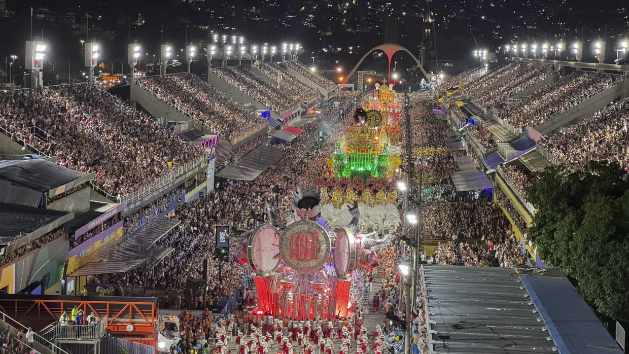 Die Sambaschule Unidos de Padre Miguel am Sonntag im Sambodrom in Rio de Janeiro.