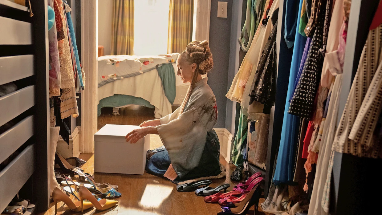 Was kann bleiben, was muss weg? Sarah Jessica Parker als Carrie Bradshaw beim Aufräumen ihres Kleiderschranks in „And Just Like That ...“