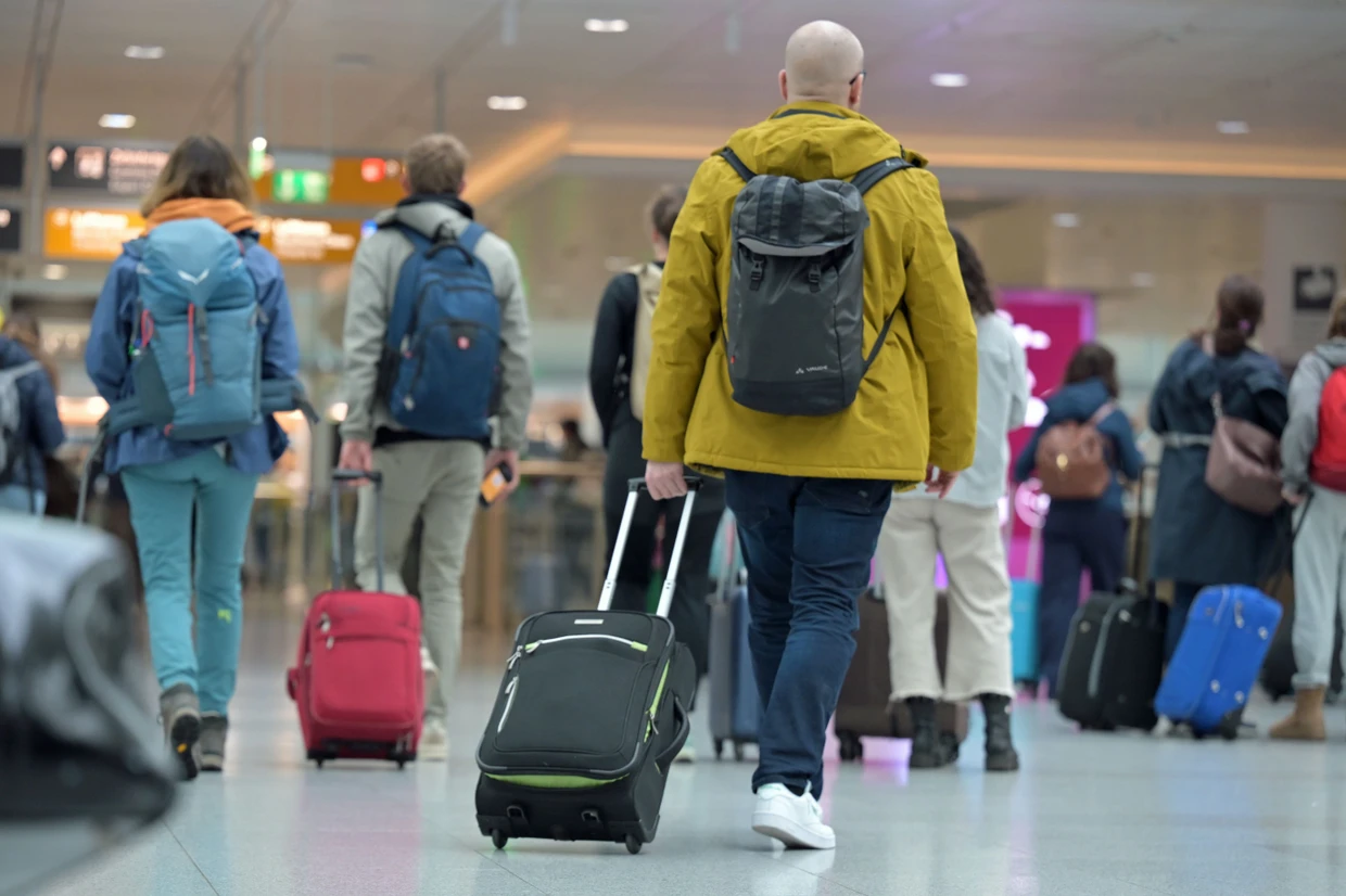 Im flexibelsten Tarif ist Stornieren nicht mehr gratis: Reisegäste gehen zum Check-in am Münchner Flughafen.