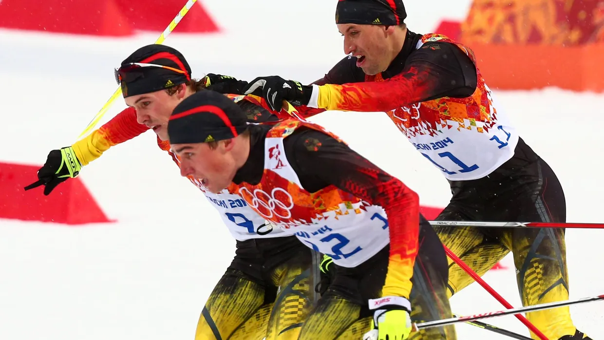 Johannes Rydzek (links), Fabian Rießle (Mitte) und Björn Kircheisen behindern sich gegenseitig