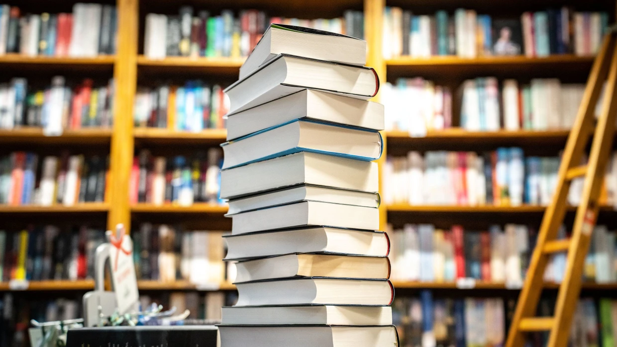Zwanzig Neuerscheinungen stehen auf der Longlist für den Deutschen Buchpreis 2026.