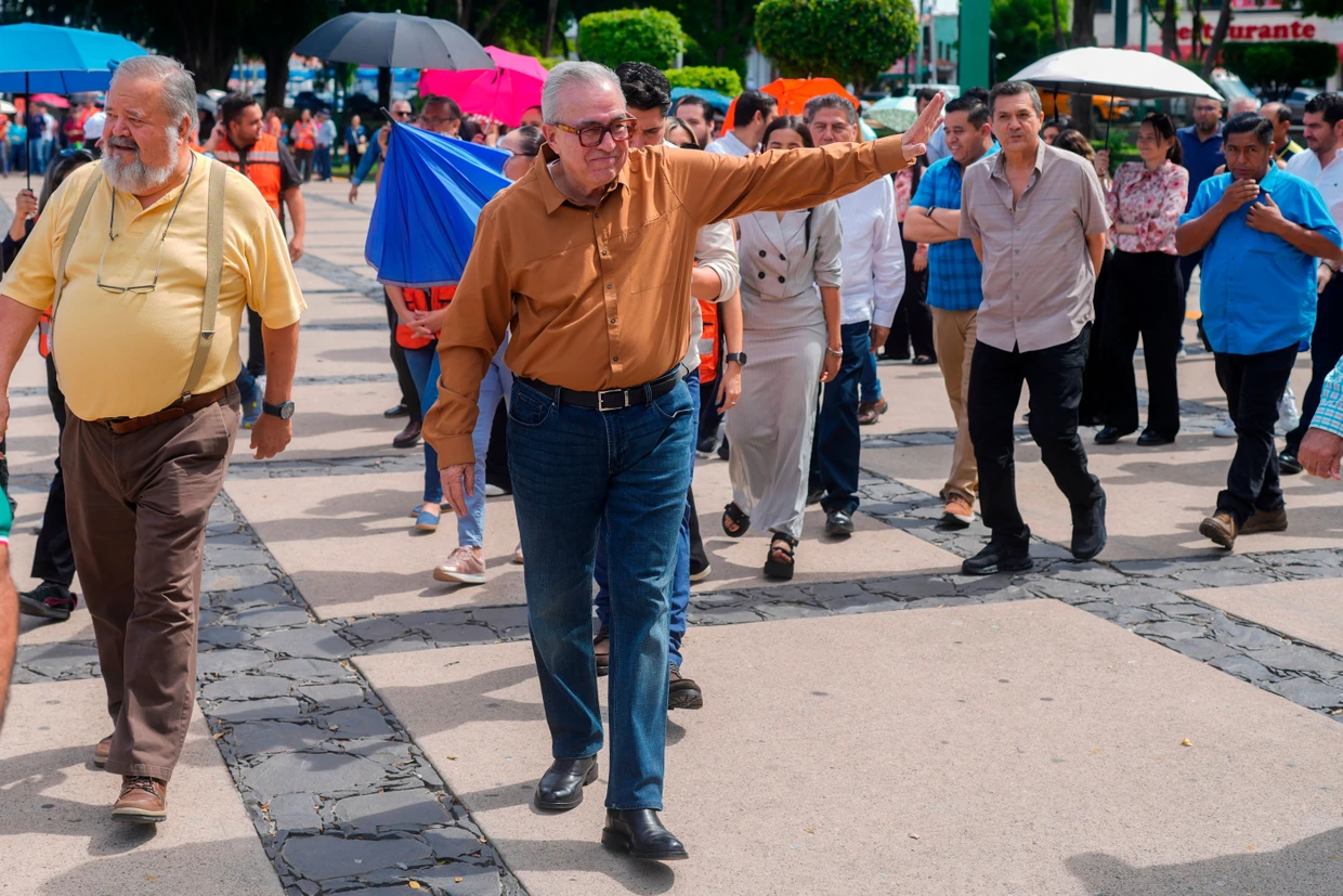 Beteuert seine Unschuld: der Gouverneur von Sinaloa, Rubén Rocha Moya, bei einer Erdbebenübung 2024 in Culiacán