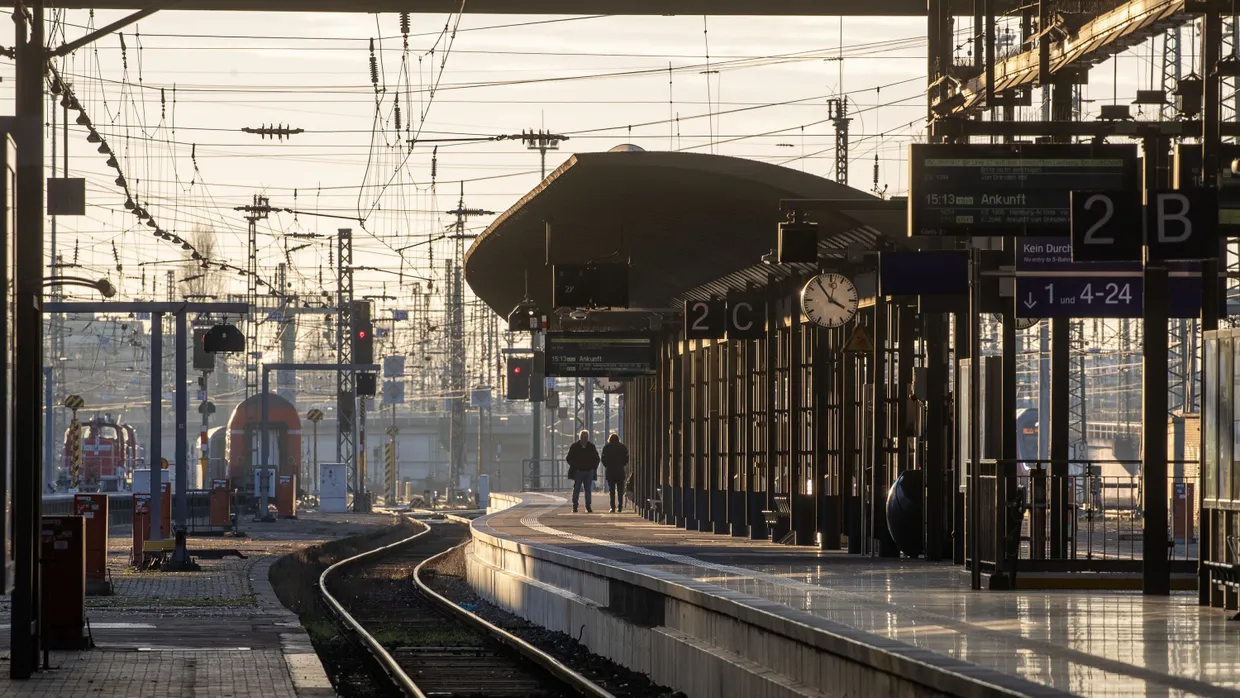 Die Auswirkungen des Bahnstreiks sind auch schon am Dienstag zu spüren: Viele Fahrgäste versuchen noch an ihr Ziel zu kommen