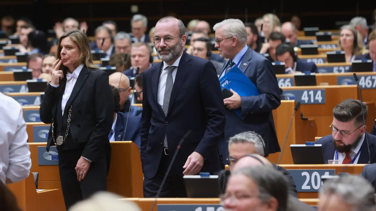 Der EVP-Fraktionsvorsitzende Manfred Weber auf dem Weg zur Abstimmung im Europaparlament