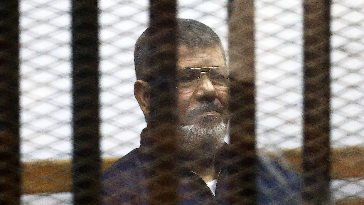 Der frühere ägyptische Präsident Muhammad Mursi in einer Gefängniszelle (Archivbild 2015)