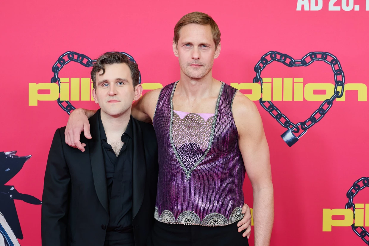 Keine Angst vor auffälligen Outfits auf dem roten Teppich: Alexander Skarsgård (rechts) mit Filmpartner Harry Melling bei der Berlin-Premiere von „Pillion“