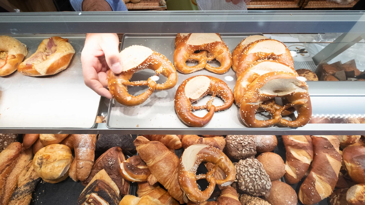 Brot und Brötchen wurden im Hauptgeschäft und sechs Filialen verkauft (Symbolbild).
