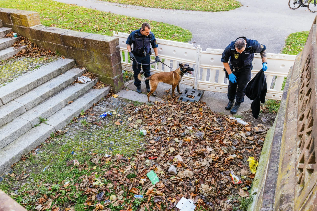 Polizisten suchen mit einem Spürhund am Stühlinger Kirchplatz nach Drogen