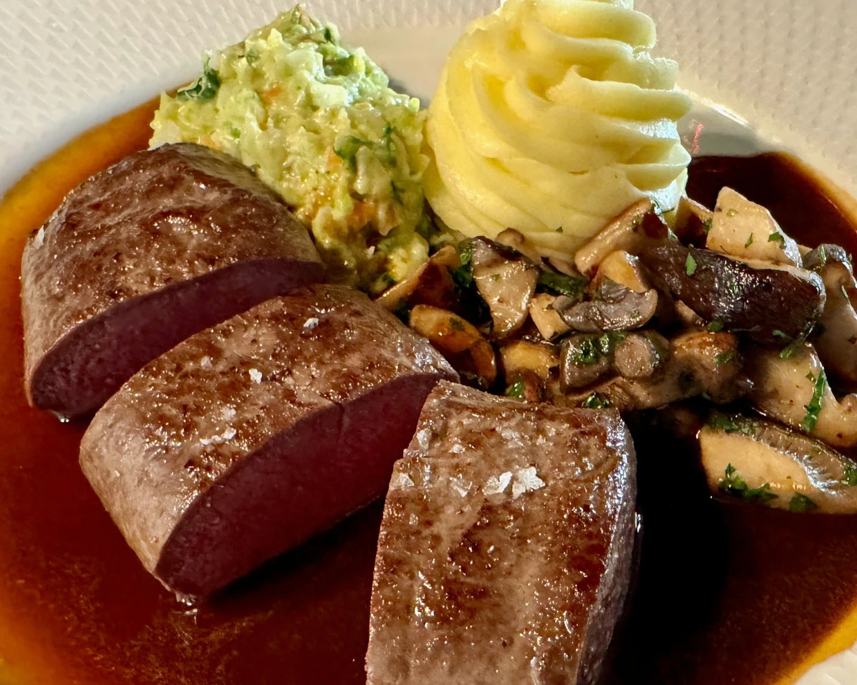 Eifeler Rehrücken – Wirsinggemüse, Pilze, Kartoffelpüree, Rehjus