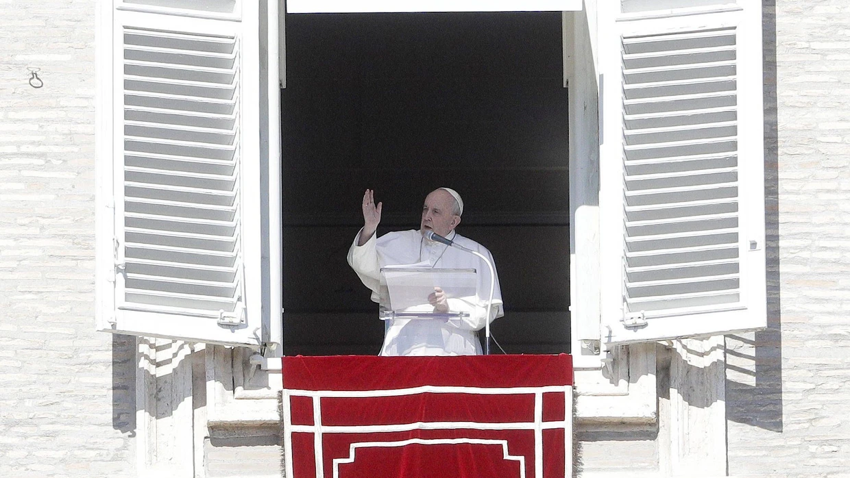 Sorgt sich um die Nachfolge: Papst Franziskus hält das Angelus-Mittagsgebet aus dem Fenster seines Arbeitszimmers auf dem Petersplatz.