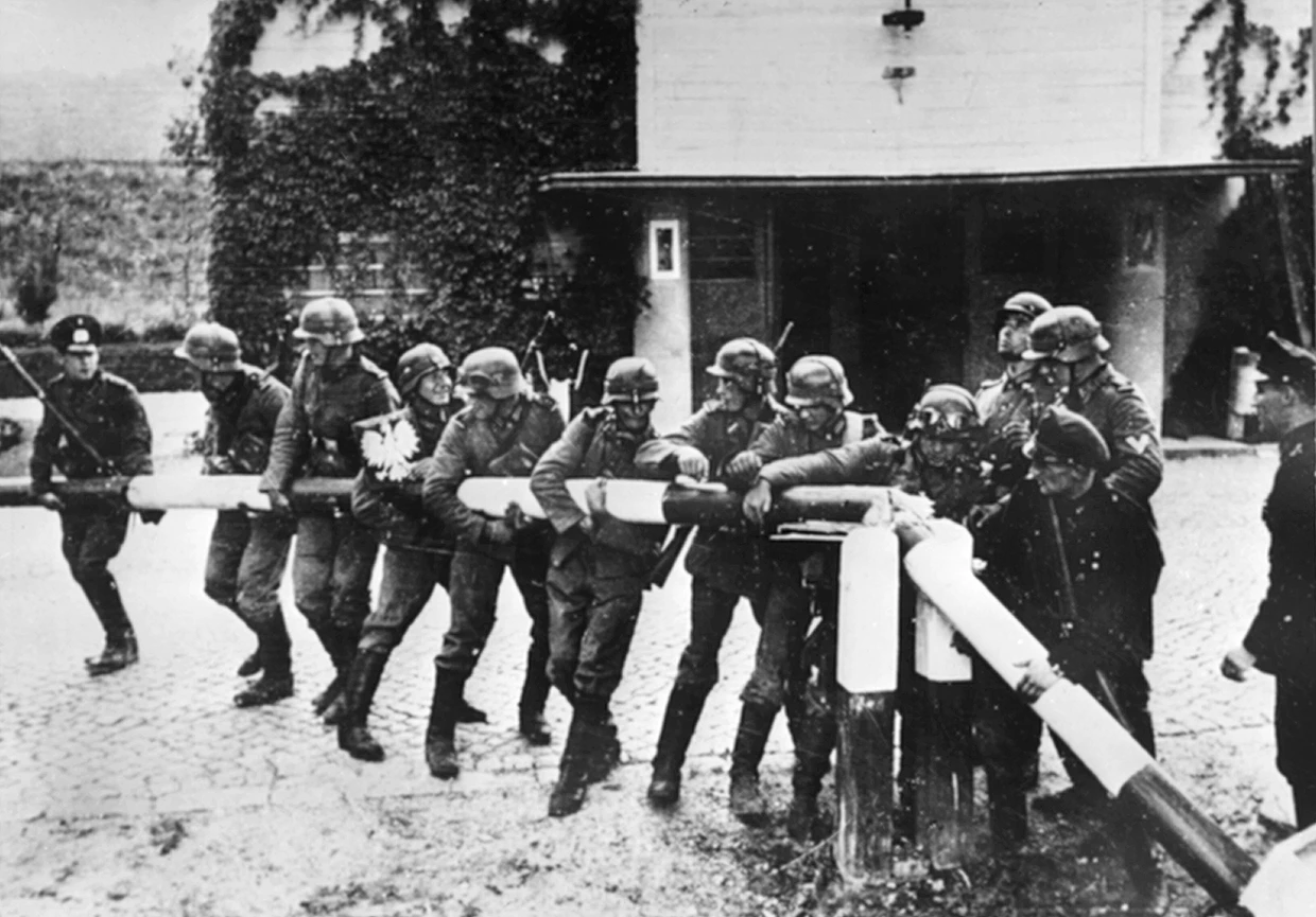 ARCHIV - Beim Einmarsch deutscher Truppen in Polen am 01.09.1939 reißen Soldaten der deutschen Wehrmacht einen rot-weißen Schlagbaum an der deutsch-polnischen Grenze nieder. Foto: dpa (zu dpa-Themenpaket 75 Jahre Zweiter Weltkrieg, Reportage «75 Jahre nach deutschem Überfall auf Polen ist Versöhnung Normalität» vom 19.08.2014)
