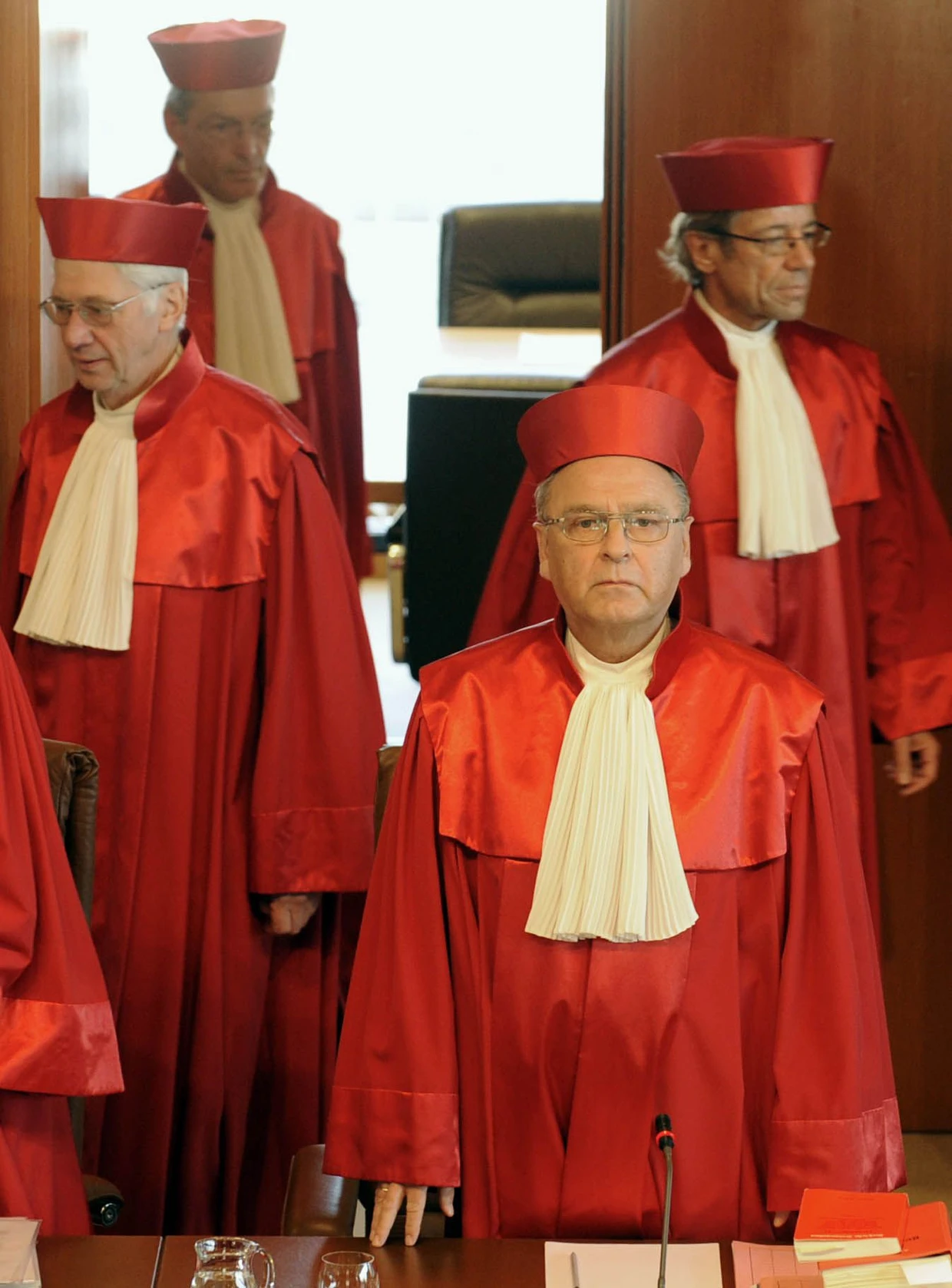 Brun-Otto Bryde (links) sagt, die  Wertschätzung des Gerichts beruhe nicht unwesentlich auf dem Umstand, dass es dem demokratischen Gesetzgeber immer wieder einmal „Kontra gibt“.