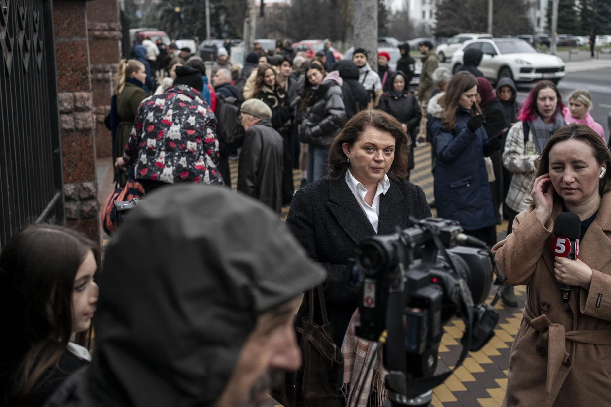 Anwältin Olena Scherban vor dem Gerichtsgebäude
