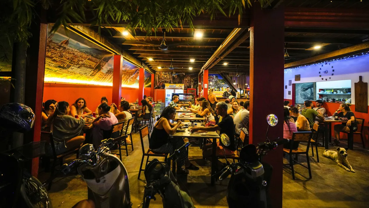 Touristen in einer Bar in Vang Vieng in Laos