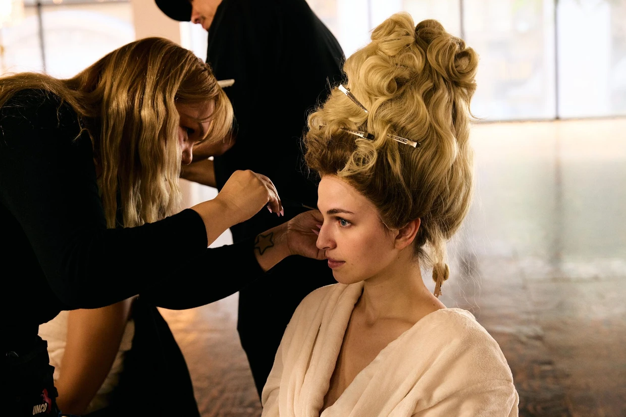 Es wird royal: Anna bei den Vorbereitungen zur Tanzeinlage