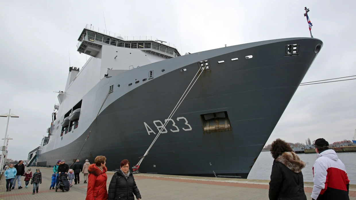 Das niederländische Versorgungsschiff „Karel Doormann“ liegt im Ostseebad Warnemünde (Mecklenburg-Vorpommern). (Archivfoto)