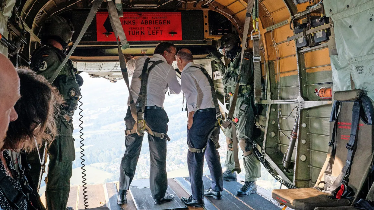 Sind sie auf derselben Mission? Pistorius und Scholz Anfang September in einem Bundeswehrhubschrauber über Todendorf