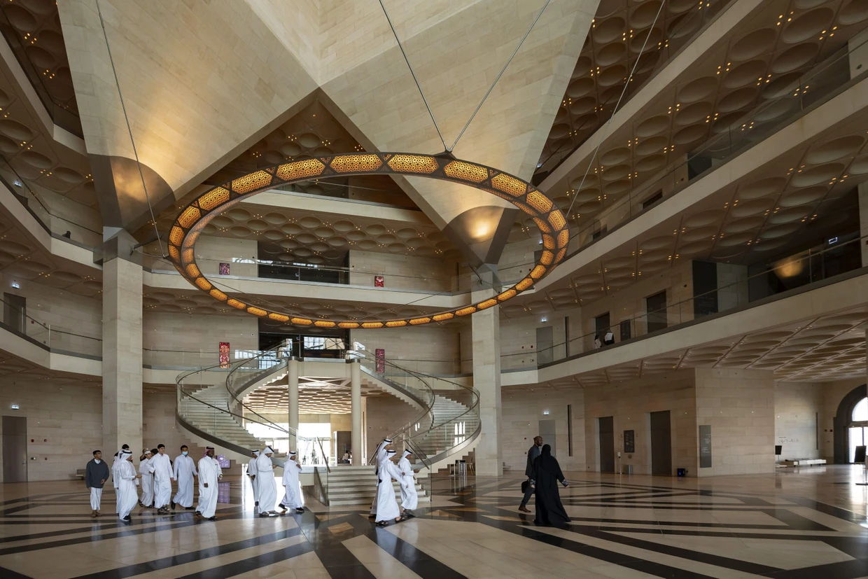 Die zeitlose Pyramidalform kehrt sowohl in den stählernen Kapitellen als auch in den Pendentifs wieder, die in das Kuppelgewölbe überleiten: I. M. Peis Museum of Islamic Art in Doha von 2008