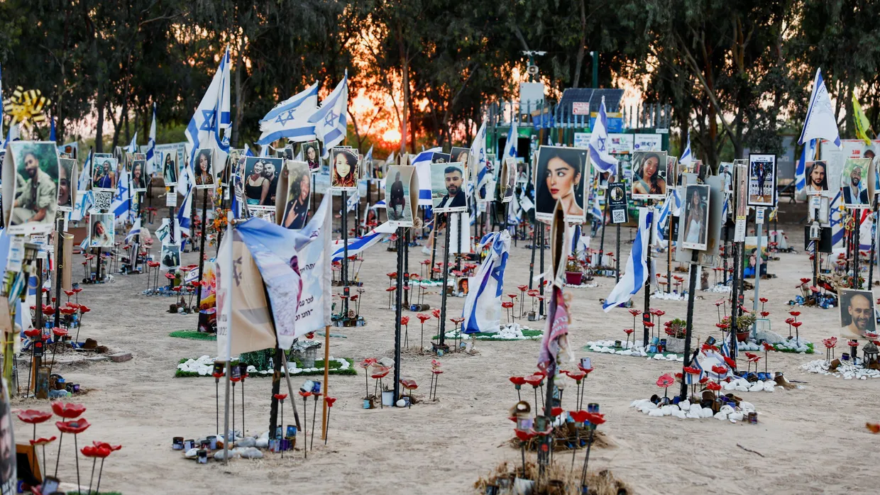 Auf dem Gelände des Nova-Festivals erinnern Bilder und Schilder an die Opfer, die am 7.Oktober 2023 bei der Attacke der Hamas ums Leben kamen.