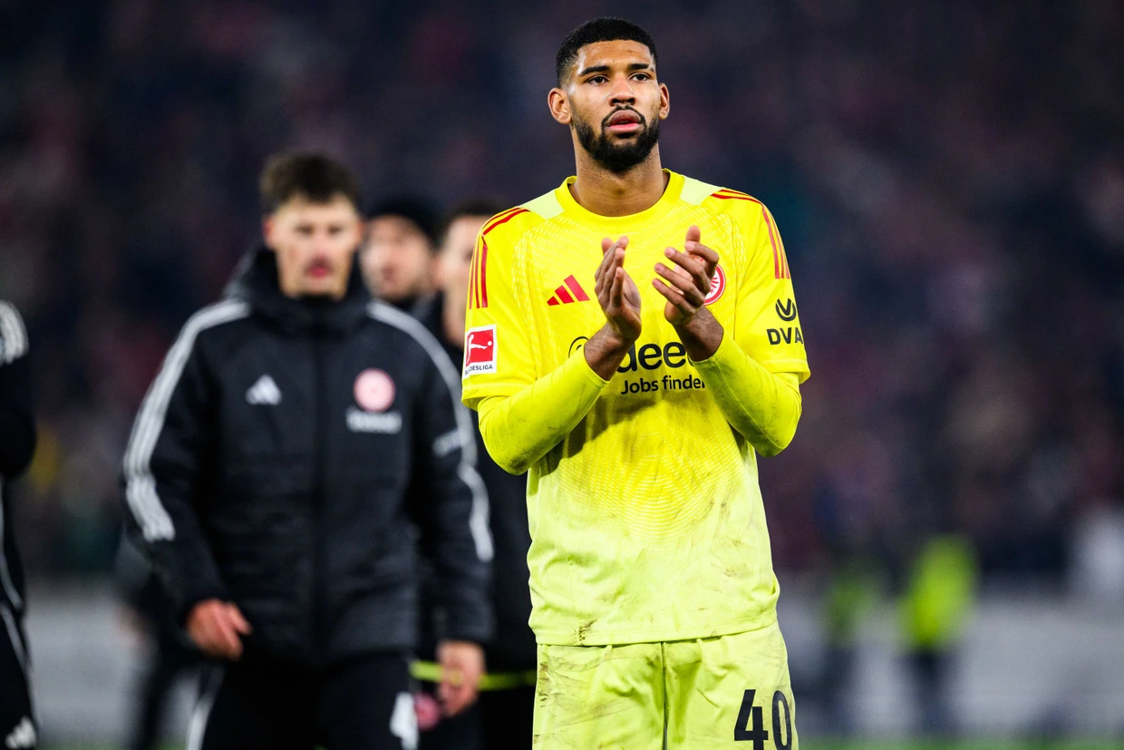Patzte erst, dann reagierte er stark: Frankfurts Torhüter Kaua Santos