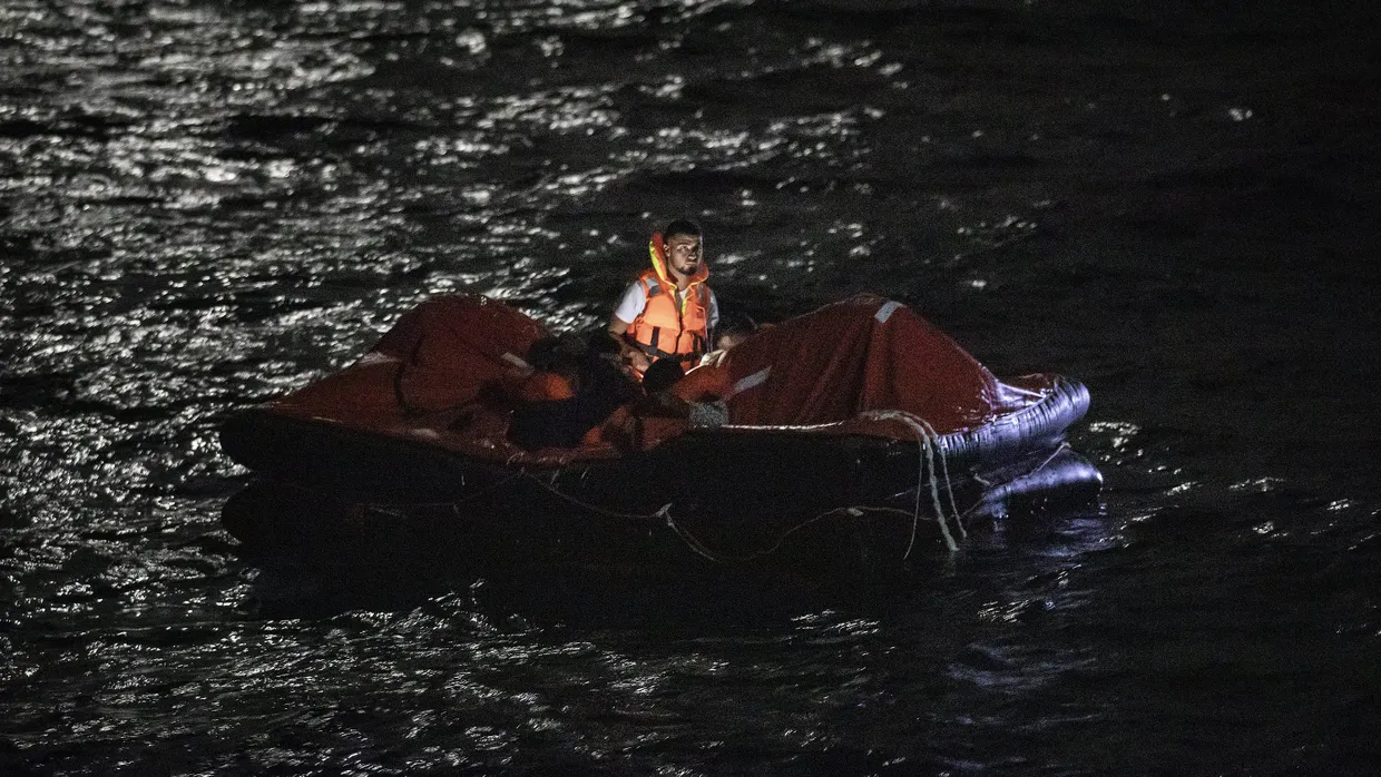 Mitarbeiter der spanischen NGO Open Arms bei der Rettung einer Gruppe Tunesier am 25. Juli vor Lampedusa